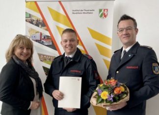 Dezernentin Veronika Traumann und stellvertretender Wehrleiter Matthias Mausbach (r.) gratulieren Sebastian Thews zum bestandenen Lehrgang. Foto: Feuerwehr Mettmann