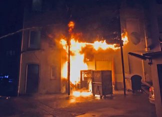 Brand an einem Wohn- und Geschäftshaus an der Düsseldorfer Straße: Die Flammen schlugen meterhoch. Foto: Feuerwehr Haan