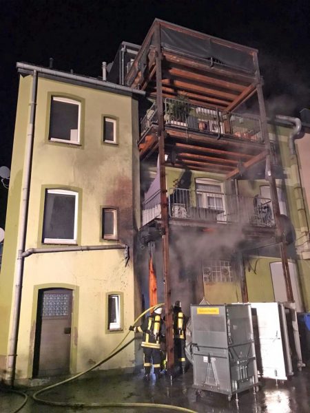 Die Flammen drohten über die hölzernen Balkone auf mehrere Geschosse überzugreifen. Foto: Feuerwehr Haan