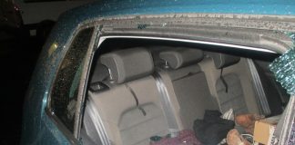 Die Täter schlugen die Autoscheiben ein, um an Wertgegenstände zu gelangen. Foto: Polizei