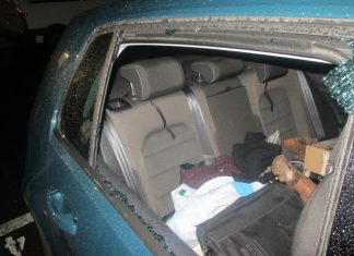Die Täter schlugen die Autoscheiben ein, um an Wertgegenstände zu gelangen. Foto: Polizei