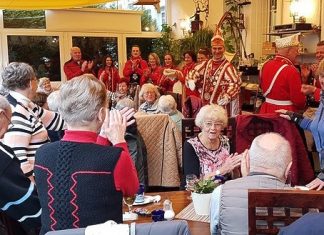 Das Velberter Prinzenpaar mit Gefolge überraschte die Mitglieder des Bürgervereins Oberstadt auf ihrer Wandertour. Foto: privat