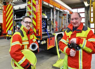 Der stellvertretende Feuerwehrleiter Nils Vollmar und Hauptbrandmeister Jörg Bruns vor dem neuen Tanklöschfahrzeug. Mit einer starken Pumpe kann Wasser aus eiuner Quelle angesaugt und direkt für den Löscheinsatz bereit gestellt werden. Foto: Mathias Kehren