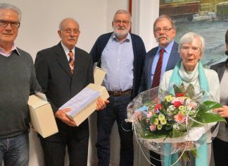 Der Geschichtsverein hat seine Jubilare geehrt: 25 Jahre Mitglied sind (v.l.) Dr. Werner May, Wolfgang Haupt, Thomas Städtler und Luise Rau (2.v.l.). Die Ehrungen übernahmen Reinhard Schulze Neuhoff (erster Vorsitzender) und Gerda Gerull (zweite Vorsitzende). Die Ehrungen für Erika Grone (40 Jahre) und Reinhard Schneider (50 Jahre) werden beim Festakt zur 50-Jahr-Feier nachgeholt.