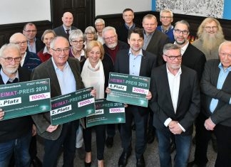 Die Arbeitsgruppe Bodendenkmalpflege, die Bürgerbusvereine Neviges und Langenberg, und der Verein Bücherstadt Langenberg sind mit dem Heimat-Preis der Stadt Velbert ausgezeichnet worden. Foto: Mathias Kehren