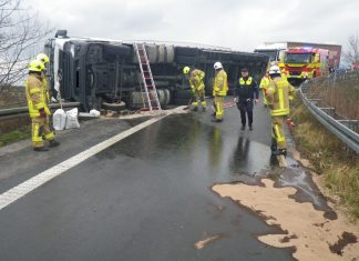 Der Lastwagen ist auf die Seite gekippt. Foto: Feuerwehr Ratingen
