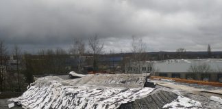 Windböen haben dieses Flachdach eines Gewerbebetriebes massiv beschädigt. Foto: Feuerwehr Ratingen