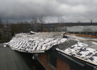 Windböen haben dieses Flachdach eines Gewerbebetriebes massiv beschädigt. Foto: Feuerwehr Ratingen