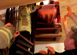 Nach Demontage von Teilen einer Wendeltreppe konnte der mann geborgen werden. Foto: Feuerwehr Ratingen