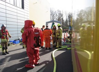 Einsatz des Trupps unter Chemikalienschutzanzug zur Lageerkundung. Foto: Feuerwehr Ratingen