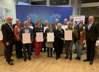 Freuen sich über ihre Auszeichnung: Die Vertreterinnen und Vertreter der acht ausgezeichneten KSW-Lernpartnerschaften mit Landrat Thomas Hendele und Hauptgeschäftsführer der IHK Gregor Berghausen. Foto: Kreis ME