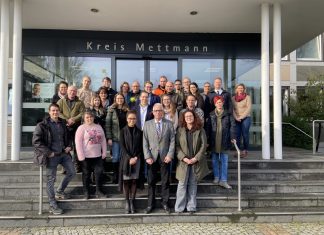Landrat Thomas Hendele (vorne mitte) begrüßt die 43 neuen Mitarbeiterinnen und Mitarbeiter. Foto: Kreis ME