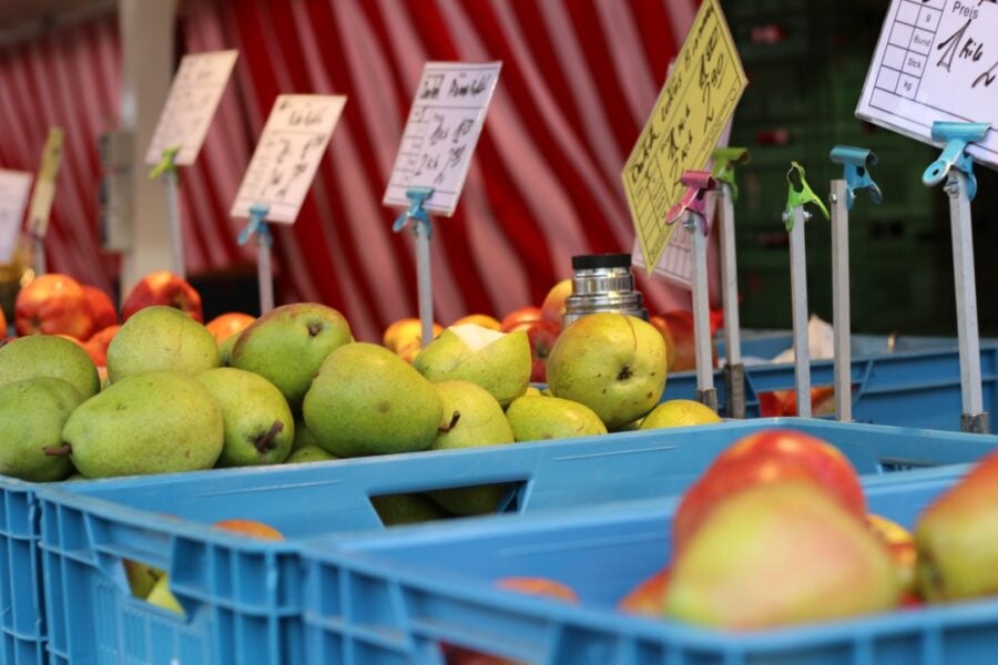 Ein Obststand auf einem Wochenmarkt. Foto: André Volkmann