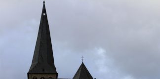 Dunkle Wolken hängen über Mettmann. Foto: André Volkmann