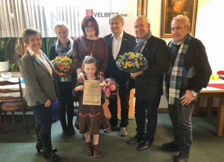 Auf dem Foto zu sehen sind die Jubilare, Ida Schmitz, Emil Weise, Elisabeth Bernhardt (mit Urkunde/Blumen), mit den Vorstandsmitgliedern Brigitte Hagling (l.) und Jessica Büeck-Deschner, dem Musikalischen Leiter Manfred Hagling und von Ehrenmitglied und Protektor Heinz Schemken (r.).