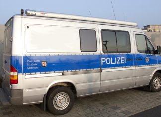 Auf dem Wülfrather Heumarkt steht das Info-Mobil der Polizei am Samstag. Foto: Polizei