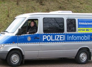 Auf dem Platz vor der Galerie Königshof parkt das Info-Mobil der Kriminalpolizei am 12. Februar. Foto: Polizei