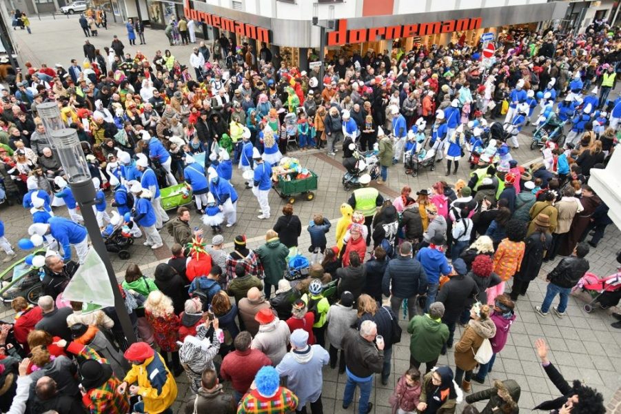 Am Nelkensamstag wird es voll in der Stadt. Archivfoto: Mathias Kehren