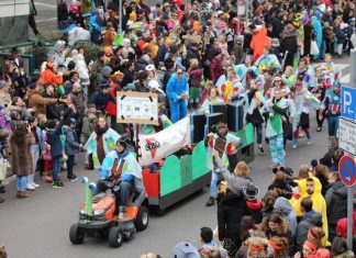 Proppenvoll war es entlang der Straßen. Foto: André Volkmann