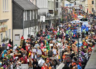 Tausende Jecken feieren bunt kostümiert am Karnevalszug in Heiligenhaus. Foto: Mathias Kehren