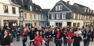 Etwa 50 Frauen und Männer haben im vergangenen Jahr ein Zeichen gegen Gewalt an Frauen gesetzt. Archivfoto: Stadt Wülfrath