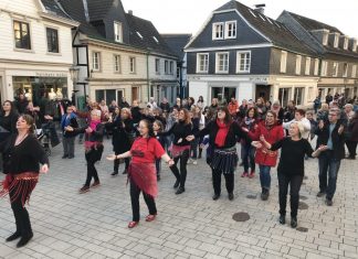 Etwa 50 Frauen und Männer haben im vergangenen Jahr ein Zeichen gegen Gewalt an Frauen gesetzt. Archivfoto: Stadt Wülfrath