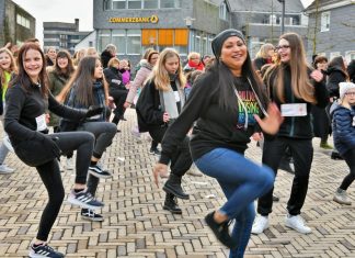 Über 100 Frauen und Mädchen beteiligten sich in Velbert bei der Tanzdemo "One Billion Rising" gegen Gewalt gegen Frauen. Foto: Mathias Kehren