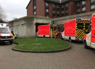 Rettungswagen standen an der Ambulanz des St.Marien-Krankenhauses Schlange. Foto: Feuerwehr Ratingen