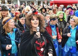 An Altweiber versammeln sich die Möhnen zum Sturm auf die Rathäuser. Foto: Mathias Kehren