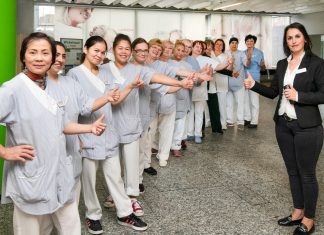 Güler Magdanz (r., Objektleiterin für Reinigung am Helios-Klinikum Niederberg) mit einem Teil ihres Teams. Foto: Helios