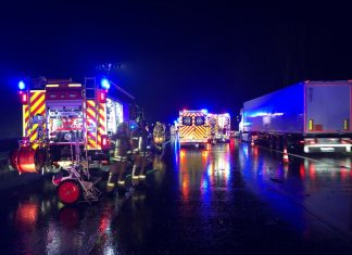 Mehrere Löschzüge der Ratinger Feuerwehr sowie der Rettungsdienst waren auf der A3 im Einsatz. Foto: Feuerwehr Ratingen