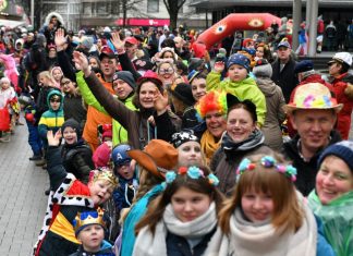 Am Rosenmontag verwandelt sich die Velberter Innenstadt in ein Meer bunt feierender Jecken. Archivfoto: Mathias Kehren