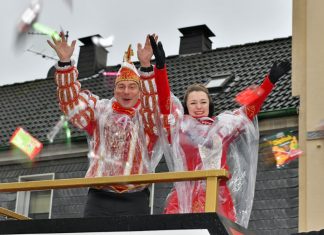 Das Velberter Prinzenpaar, Saskia I. und Markus I., mit Gefolge ließ einen Kamelle-Regen auf die Besucher des Rosenmontagszugs niedergehen. Foto: Mathias Kehren