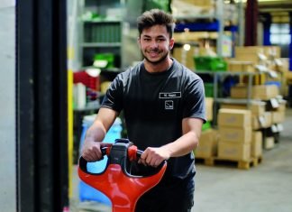 Marc Hagen macht seine Ausbildung zur Fachkraft für Lagerlogistik viel Spaß. Foto: Schlüsselregion