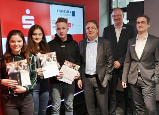 Das Siegerteam Hannah Grendel, Lotte Obst und Leon Löker mit ihrem Schulleiter sowie Oliver Radulovic, Direktor Marketing und Vertrieb/Sparkasse HRV, Jan Breitenbach (ebenfalls Sparkasse HRV). Foto: privat
