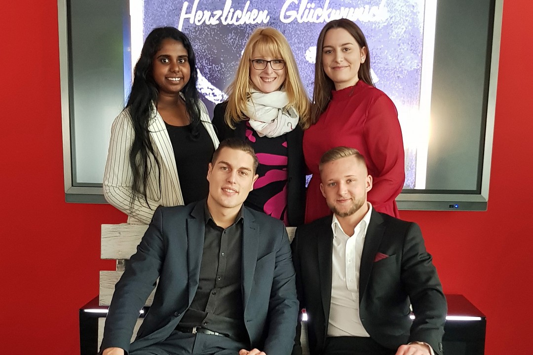 Sparkasse_HRV_Ausbildungsabschluss 2020 (1) Haben ihre Ausbildung bei der Sparkasse erfolgreich abgeschlossen: (vorn v. l.): Nikola Malic, David Hölsken, (hintere Reihe, v. l) Stefanie Jesu, Ausbildungsleiterin Jessica Plante, Jovana Miric. Foto: Sparkasse HRV