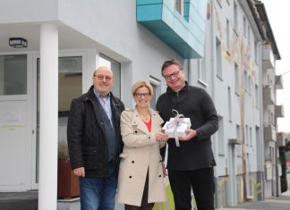 Peter Hennig und Lara Krieger von der Essener Elterninitiative zur Unterstützung krebs­kranker Kinder e.V. sowie Schauspielintendant Christian Tombeil. Foto: TUP Essen