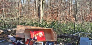 Mit einem gemieteten Lastwagen fuhr ein 59-Jähriger Sperrmüll zur illegalen Entsorgung zum Wanderparkplatz "Am Sondert". Foto: Polizei