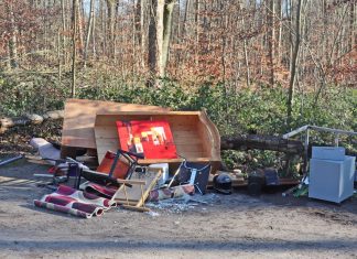 Mit einem gemieteten Lastwagen fuhr ein 59-Jähriger Sperrmüll zur illegalen Entsorgung zum Wanderparkplatz "Am Sondert". Foto: Polizei