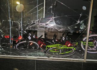 Mit einem Gully-Deckel haben die beiden Einbrecher die Schaufensterscheibe eingeworfen. Foto: Polizei