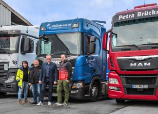 v.l.: Tanja Smigoc von der Kreisverkehrswacht Mettmann, Marius Pocinski (Spedition Weiss), Peter Röskes (Spedition Röskes) und Marcel Frentz (Spedition Brückner). Foto: Kreisverkehrswacht