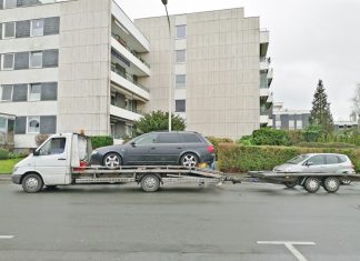 Auch auf die freie Ladefläche sollte ein Wagen aufgeladen werden. Foto: Polizei