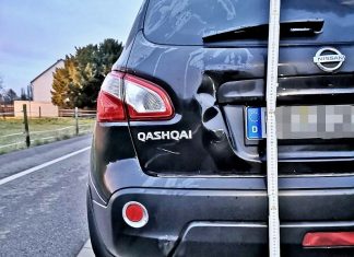 Der Rennradfahrer prallte gegen das Heck des Nissan. Foto: Polizei