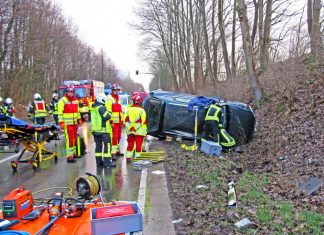 Die Feuerwehr musste den auf dem Dach liegenden Audi aufrichten um den Mann befreien zu können. Foto: Polizei