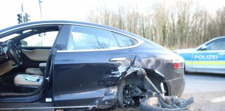 Der Tesla wurde im hinteren Bereich von dem Opel beschädigt. Foto: Polizei
