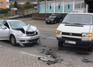 Beide Autos wurden bei dem Unfall stark beschädigt. Foto: Polizei