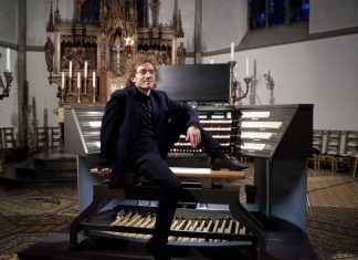 Victor-Antonio Agura spielt in St. Peter und Paul die erste Orgelsymphonie. Bildrechte: Künstler