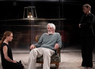Um das Älterwerden geht es im Schauspiel von Florian Zeller. Foto: Rheinisches Landestheater Neuss/ Marco Piecuch