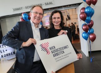 Dorothea Körfers (Leiterin Kompetenzzentrum Frau und Beruf Düsseldorf und Kreis Mettmann) mit Gregor Berghausen (Hauptgeschäftsführer der IHK Düsseldorf). Foto: Melanie Zanin