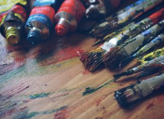 Farben und Pinsel liegen auf einem Tisch. Symbolfoto: pixabay